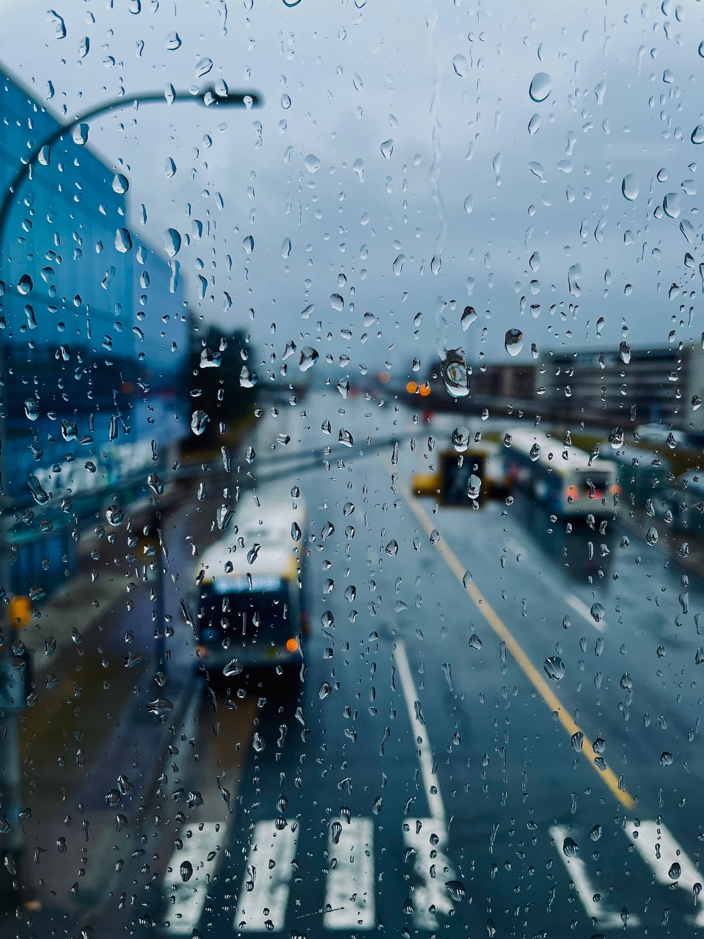 Schaufenster mit Wasserflecken und Regenstreifen – vorher