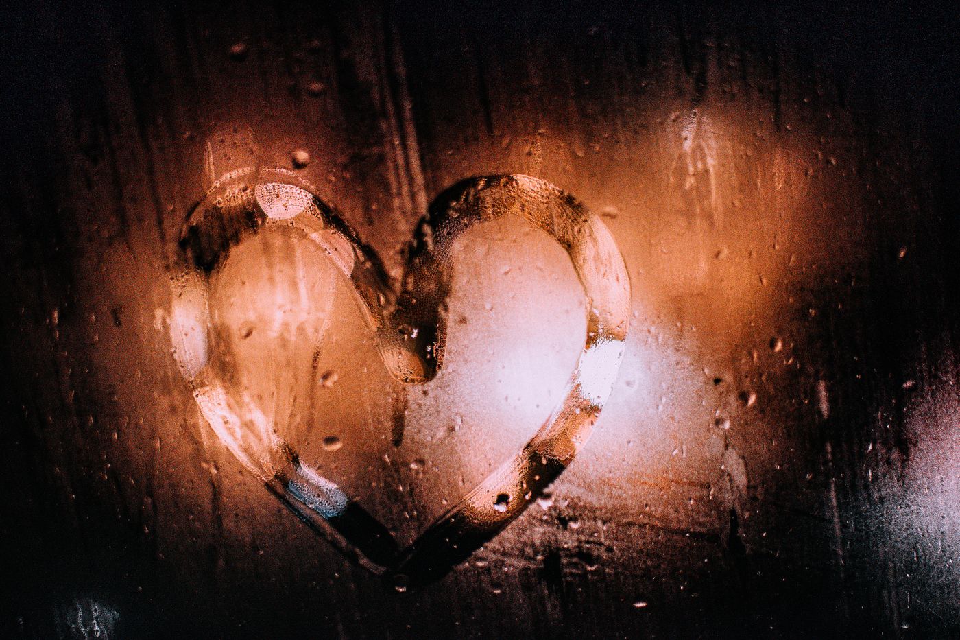 Glastrennwand mit Fingerabdrücken und Staub – vorher
